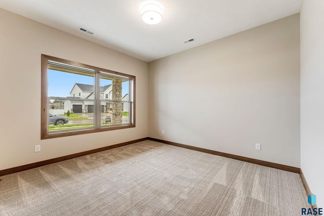 5406 W Colonial Ct Court, Sioux Falls, SD 57107