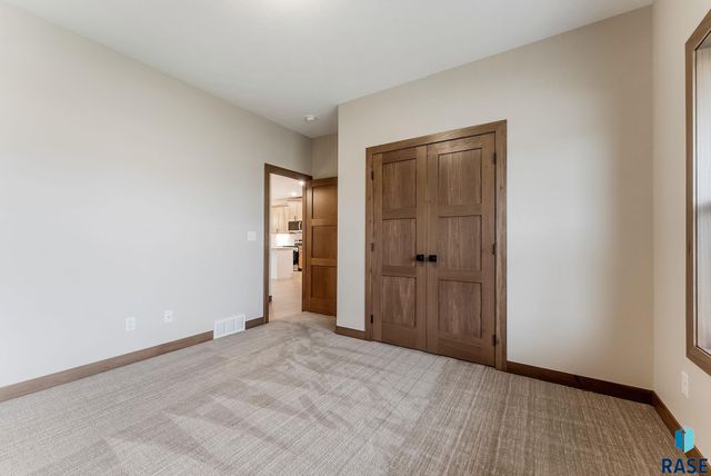 5406 W Colonial Ct Court, Sioux Falls, SD 57107