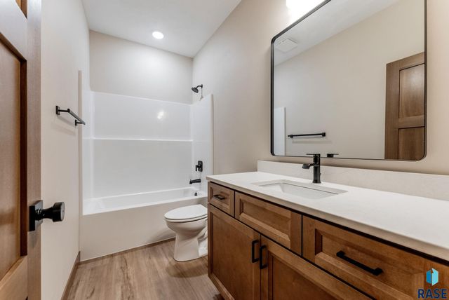 5406 W Colonial Ct Court, Sioux Falls, SD 57107