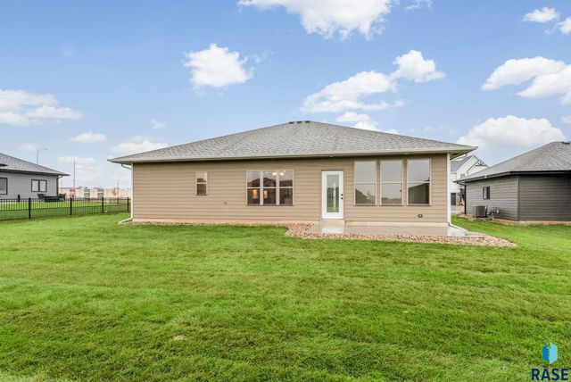 5406 W Colonial Ct Court, Sioux Falls, SD 57107