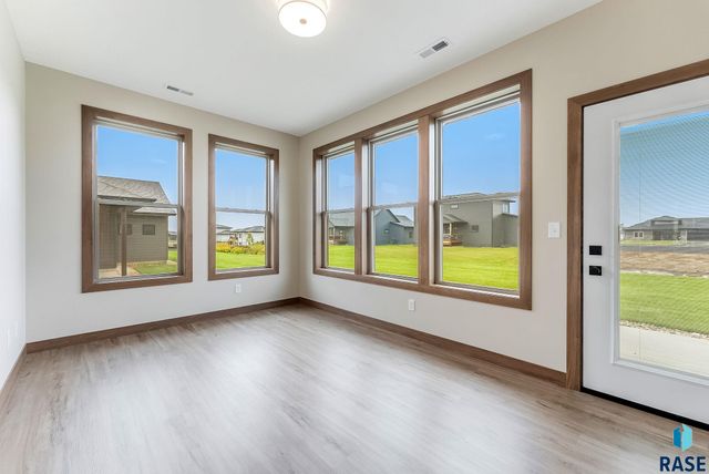 5406 W Colonial Ct Court, Sioux Falls, SD 57107