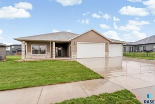 5406 W Colonial Ct Court, Sioux Falls, SD 57107