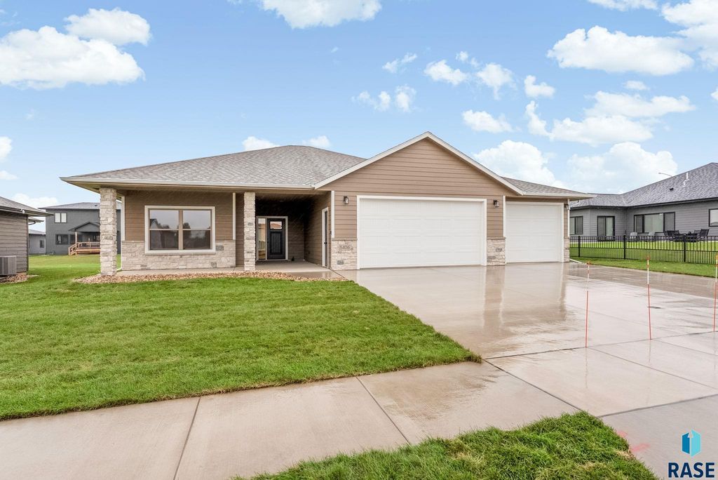 5406 W Colonial Ct Court, Sioux Falls, SD 57107
