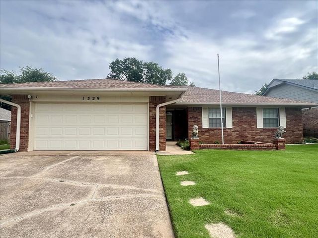1329 NE 20th Place, Moore, OK 73160