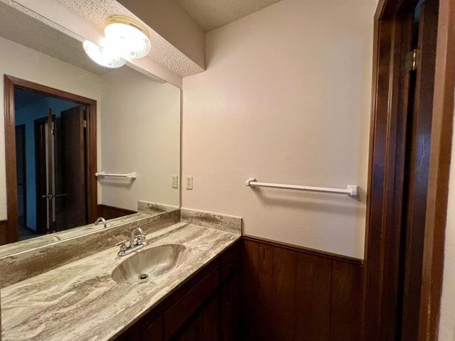 1329 NE 20th Place, Moore, OK 73160