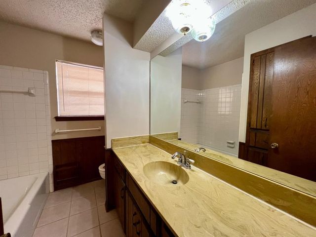 1329 NE 20th Place, Moore, OK 73160