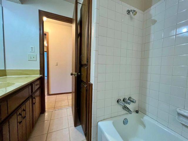 1329 NE 20th Place, Moore, OK 73160