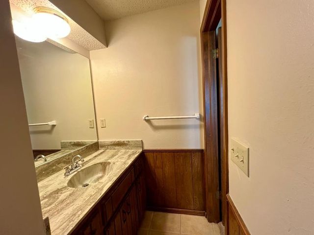 1329 NE 20th Place, Moore, OK 73160