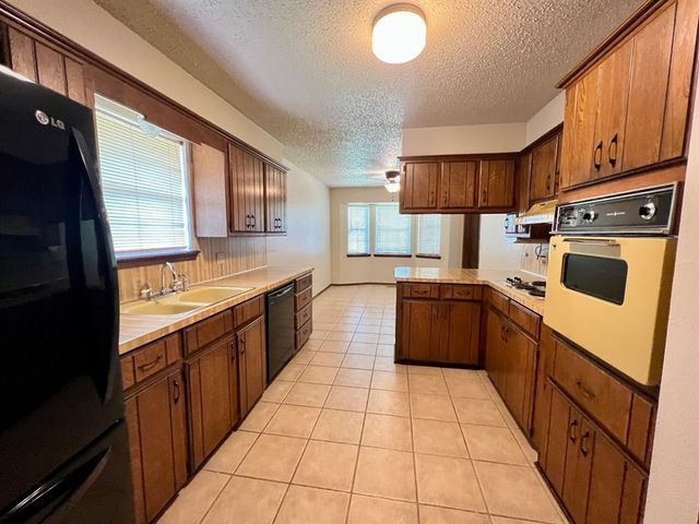 1329 NE 20th Place, Moore, OK 73160