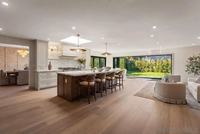 8390 Cliffridge Ln, La Jolla, CA 92037