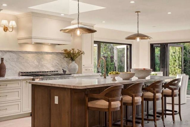 8390 Cliffridge Ln, La Jolla, CA 92037