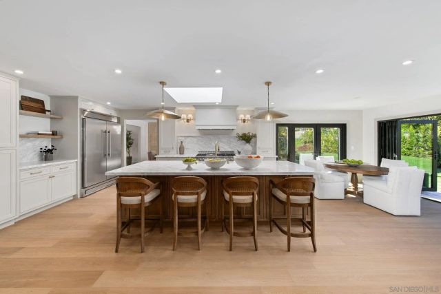 8390 Cliffridge Ln, La Jolla, CA 92037