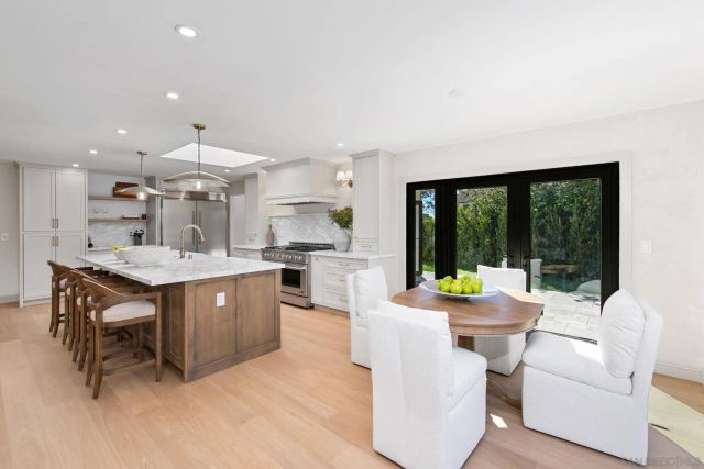 8390 Cliffridge Ln, La Jolla, CA 92037