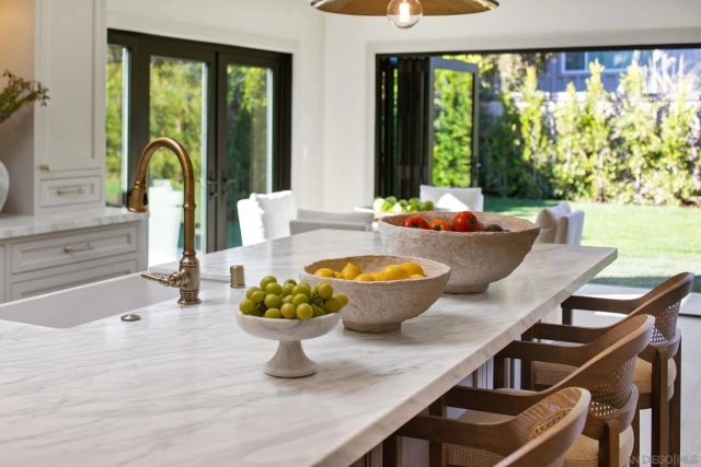 8390 Cliffridge Ln, La Jolla, CA 92037