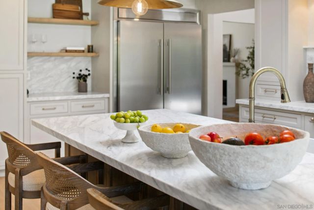 8390 Cliffridge Ln, La Jolla, CA 92037