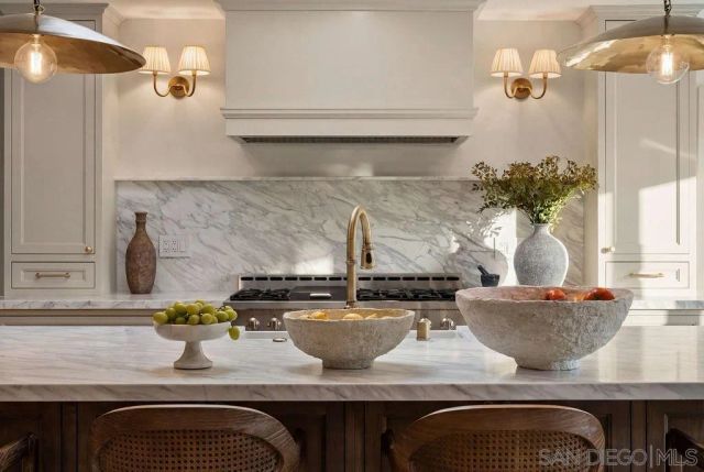 8390 Cliffridge Ln, La Jolla, CA 92037