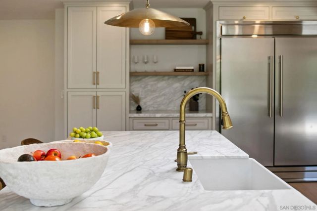 8390 Cliffridge Ln, La Jolla, CA 92037