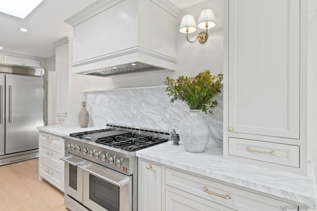 8390 Cliffridge Ln, La Jolla, CA 92037