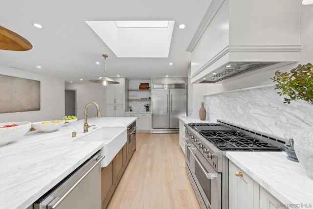 8390 Cliffridge Ln, La Jolla, CA 92037