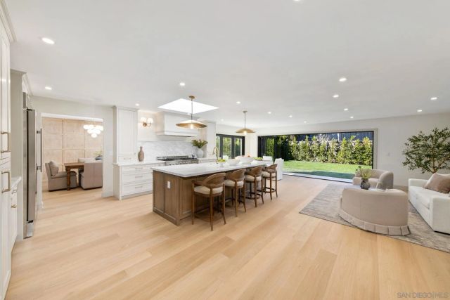 8390 Cliffridge Ln, La Jolla, CA 92037