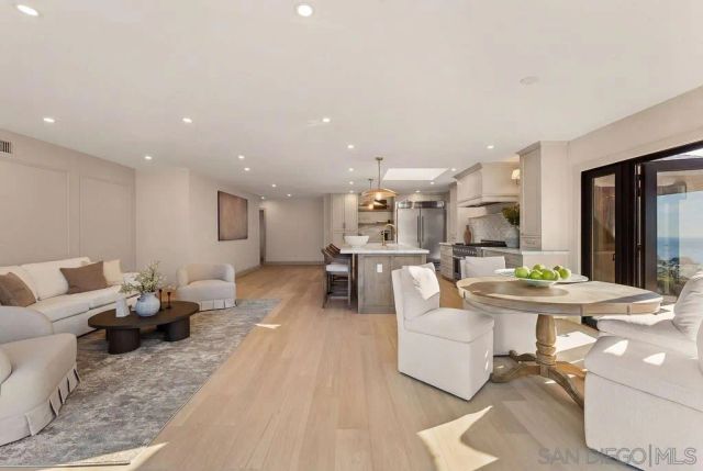 8390 Cliffridge Ln, La Jolla, CA 92037