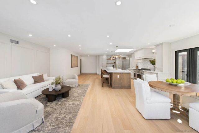 8390 Cliffridge Ln, La Jolla, CA 92037