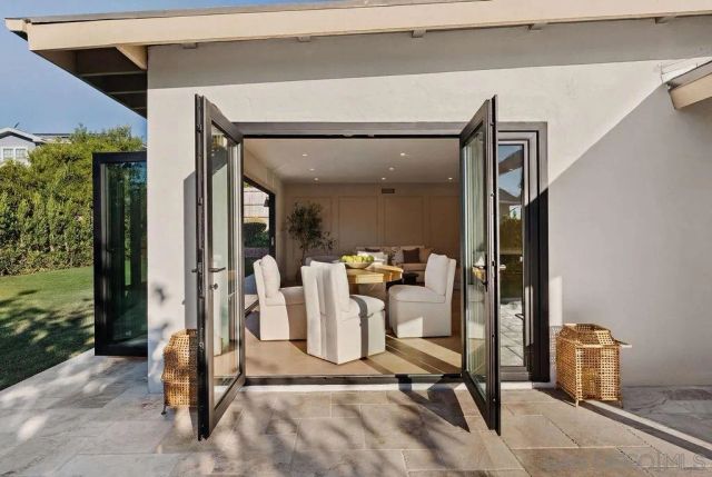 8390 Cliffridge Ln, La Jolla, CA 92037