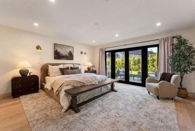 8390 Cliffridge Ln, La Jolla, CA 92037