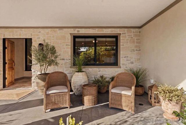 8390 Cliffridge Ln, La Jolla, CA 92037