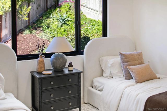 8390 Cliffridge Ln, La Jolla, CA 92037