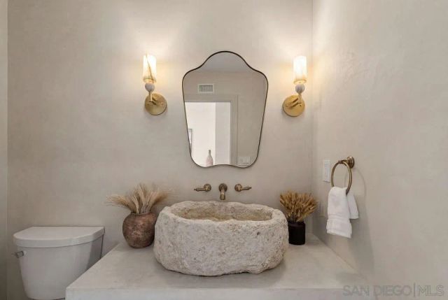 8390 Cliffridge Ln, La Jolla, CA 92037