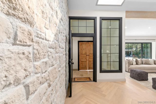 8390 Cliffridge Ln, La Jolla, CA 92037