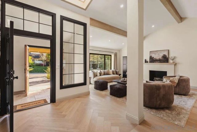 8390 Cliffridge Ln, La Jolla, CA 92037