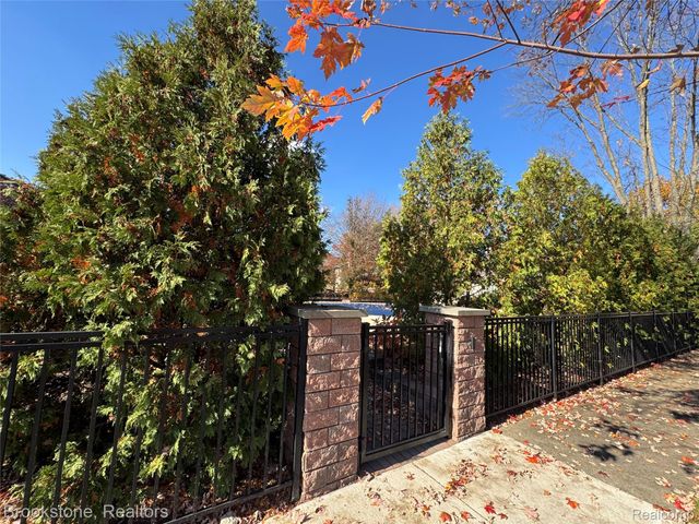 1289 Greenglen Court, Bloomfield Hills, MI 48304