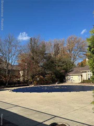 1289 Greenglen Court, Bloomfield Hills, MI 48304
