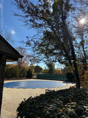 1289 Greenglen Court, Bloomfield Hills, MI 48304