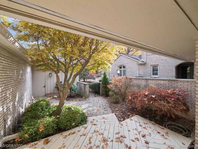 1289 Greenglen Court, Bloomfield Hills, MI 48304