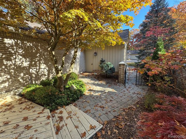 1289 Greenglen Court, Bloomfield Hills, MI 48304