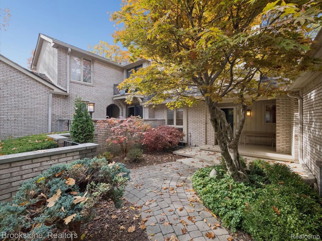 1289 Greenglen Court, Bloomfield Hills, MI 48304