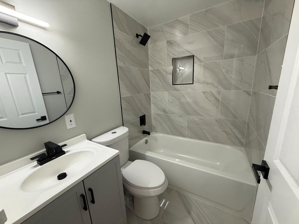 Image 11 of property listing at 1709 DUTCH VILLAGE DR #M-394, Landover, MD 20785