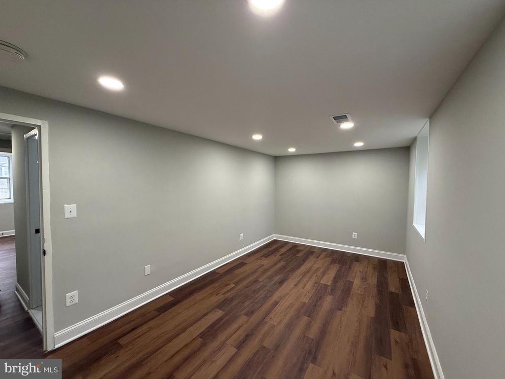 Image 14 of property listing at 1709 DUTCH VILLAGE DR #M-394, Landover, MD 20785