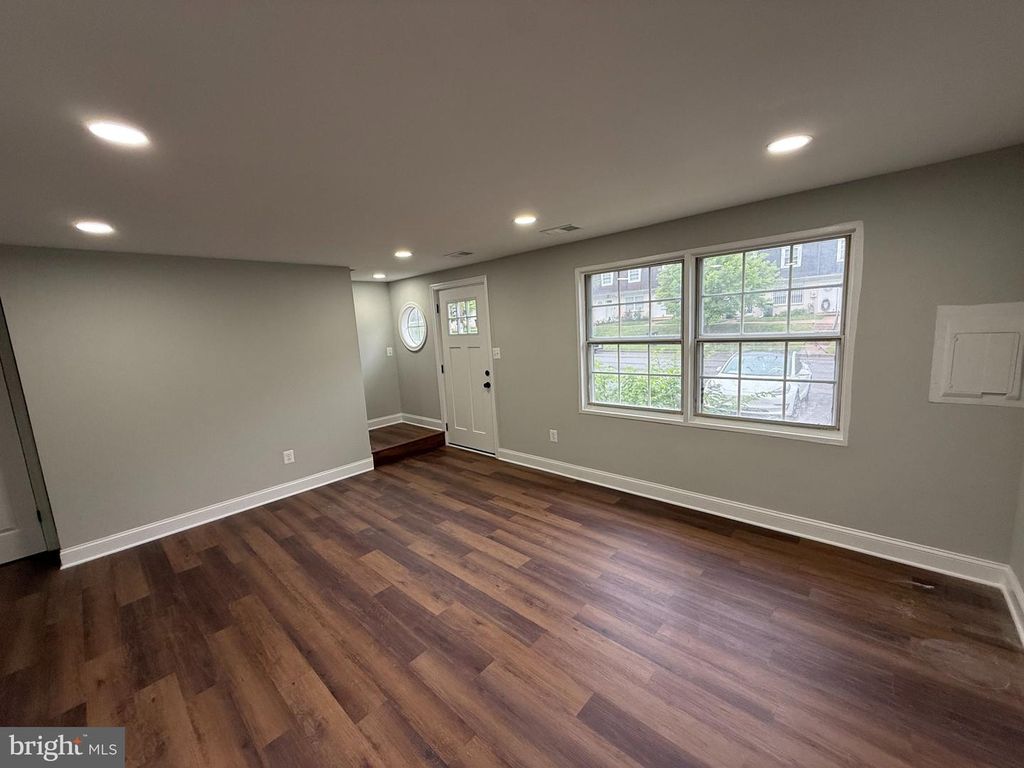 Image 3 of property listing at 1709 DUTCH VILLAGE DR #M-394, Landover, MD 20785