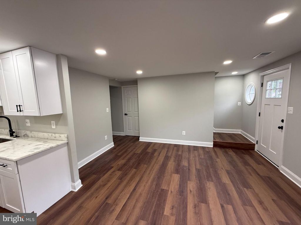 Image 4 of property listing at 1709 DUTCH VILLAGE DR #M-394, Landover, MD 20785
