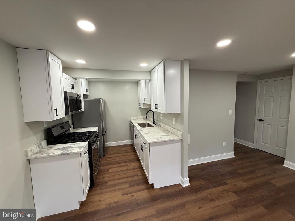 Image 5 of property listing at 1709 DUTCH VILLAGE DR #M-394, Landover, MD 20785