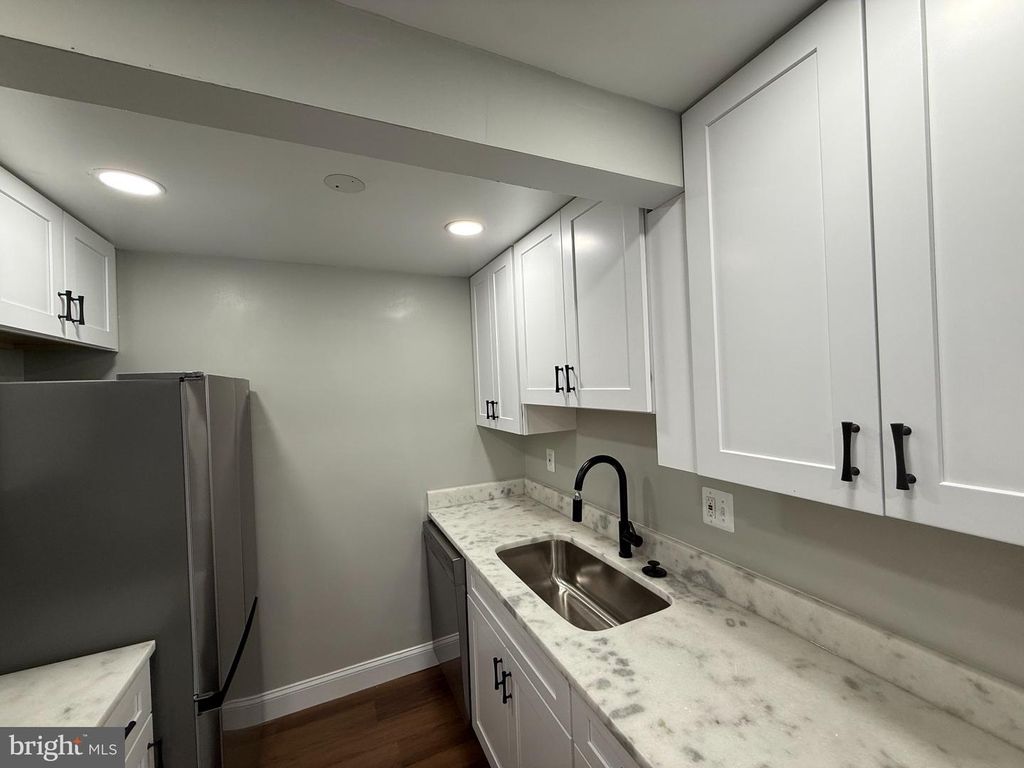 Image 8 of property listing at 1709 DUTCH VILLAGE DR #M-394, Landover, MD 20785