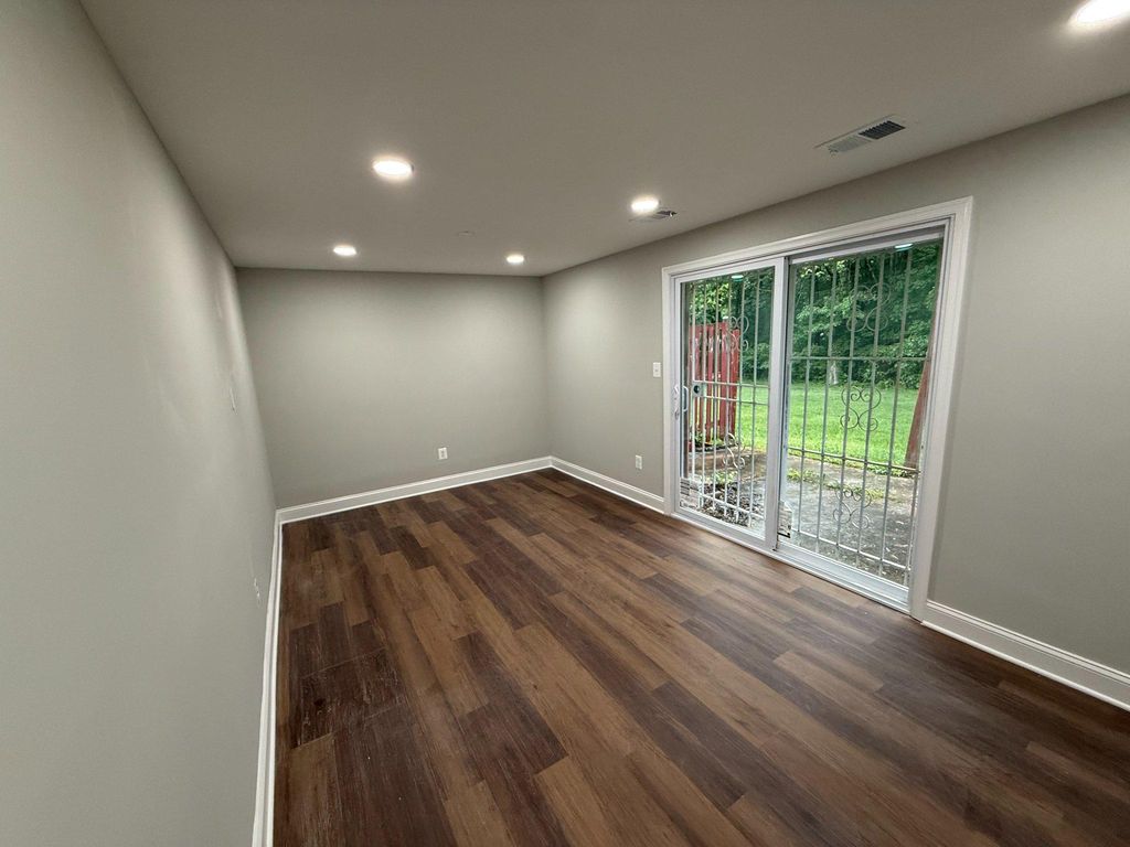 Image 9 of property listing at 1709 DUTCH VILLAGE DR #M-394, Landover, MD 20785