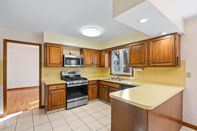 15 Tower Hgts, Colonie, NY 12211