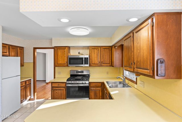 15 Tower Hgts, Colonie, NY 12211