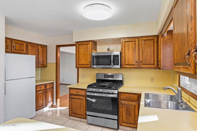 15 Tower Hgts, Colonie, NY 12211