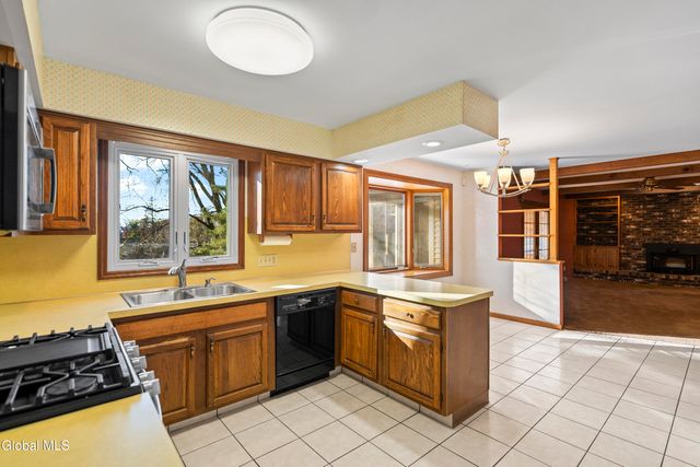 15 Tower Hgts, Colonie, NY 12211